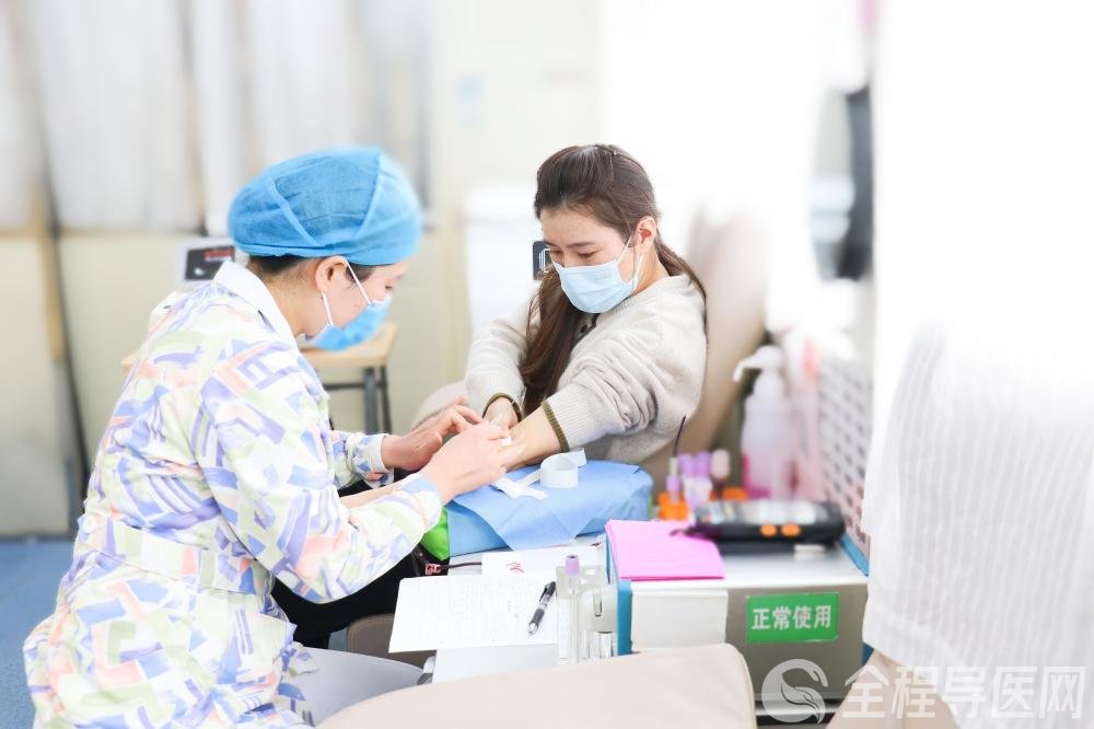 領完“三免證”繼續來獻血——走進街頭獻血屋(17)